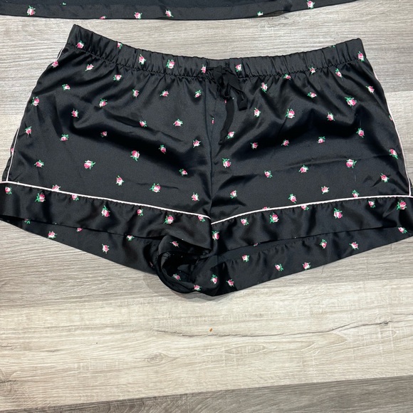 Victoria Secret Satin Short Pajama Set – Black Rosebuds (XXL) - Picture 10 of 11